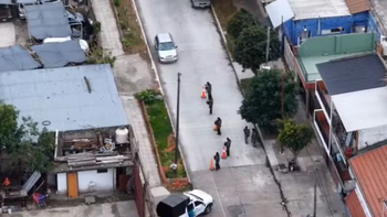 El procedimiento se realiza en el barrio Ejército de los Andes con 14 objetivos. El procedimiento se realiza en el barrio Ejército de los Andes con 14 objetivos.