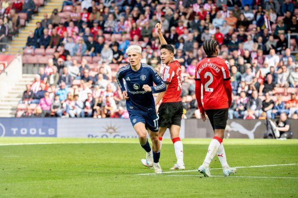 Manchester United goleó a Southampton con un gol de Garnacho.