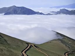 El pueblo desbordado por las nubes que tiene unos paisajes increíbles