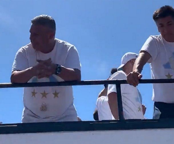 Inesperado: Chiqui Tapia besó la camiseta de un equipo argentino en pleno festejos