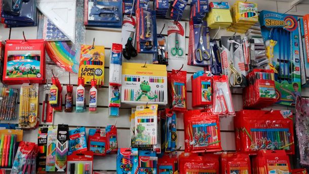 El Gobierno negocia una canasta de útiles escolares a precios populares