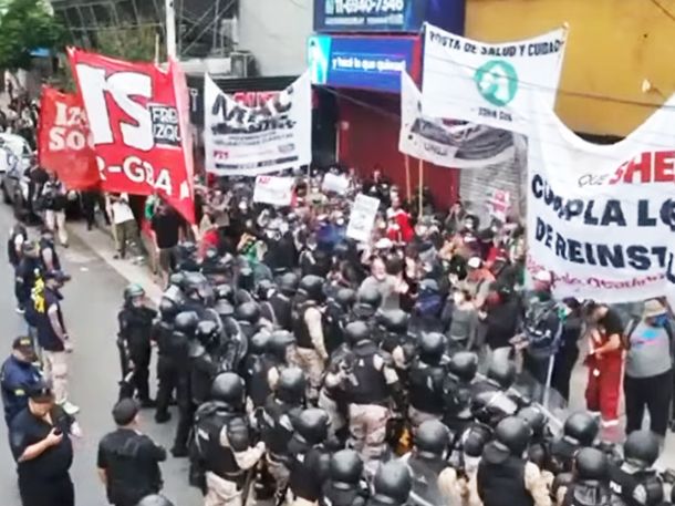Efectivos de la Policía Federal gasearon a manifestantes que intentaban cortar el Puente Pueyrredón
