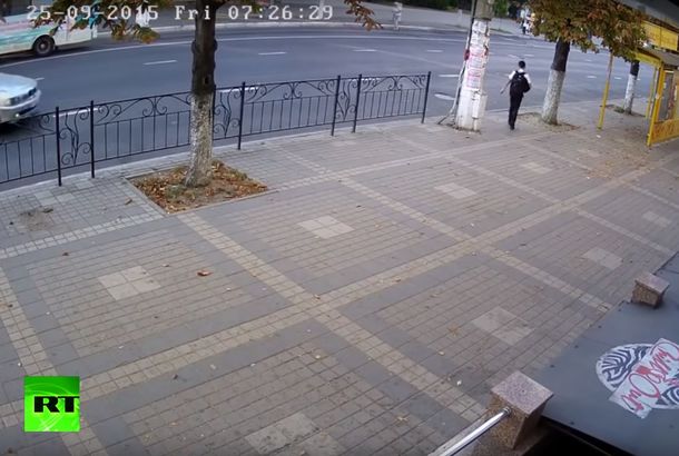 Distraído, un nene pateó una piedra y se salvó de ser arrollado por un auto