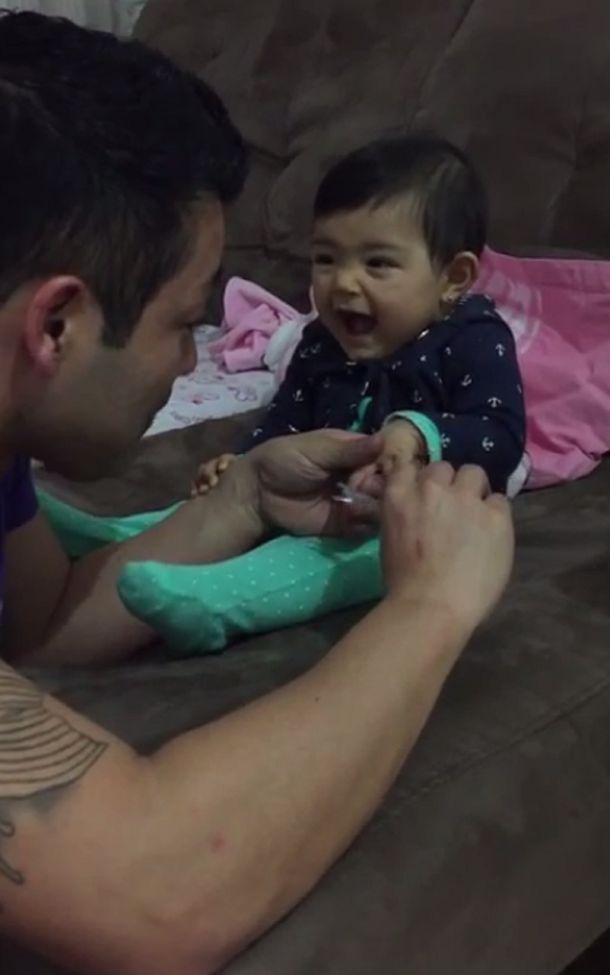 Imposible cortarle las uñas: mirá cómo se divierte una beba