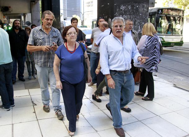 Estudian otorgar suma puente a docentes nacionales para que empiecen las clases
