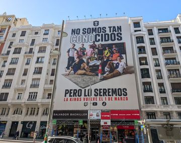 Piqué desafía a Arbeloa en pleno Madrid con una pancarta gigante y un mensaje picante