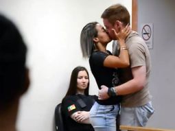 Una mujer perdonó a su novio por dispararle cinco veces y lo besó en pleno juicio