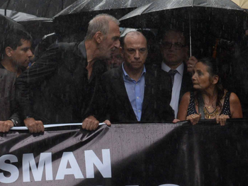 El fiscal Moldes, vestido de negro en la marcha