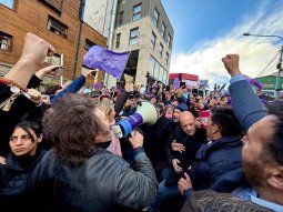Tras suspender el acto en Ushuaia, Javier Milei le habló a un puñado de militantes y regresó a Buenos Aires