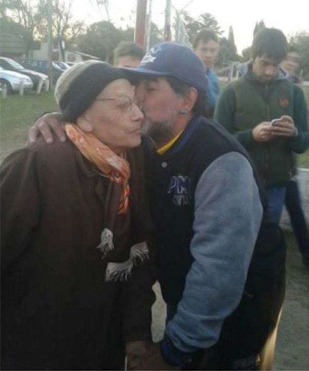 El mejor regalo: el gesto de Maradona con una abuela que cumplía años