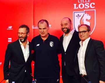 El DT argentino, junto a los directivos del Lille