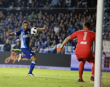 Lisandro López ante Armani en el clásico de la Superliga 2017/18