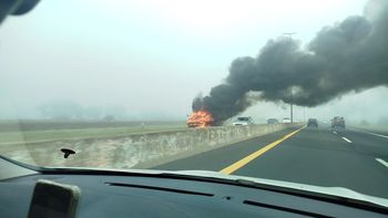 se incendio un camion en la autopista buenos aires-la plata en medio de la densa niebla se incendio un camion en la autopista buenos aires-la plata en medio de la densa niebla