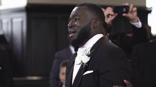 Un novio lloró al ver a su futura esposa en la iglesia y se volvió viral