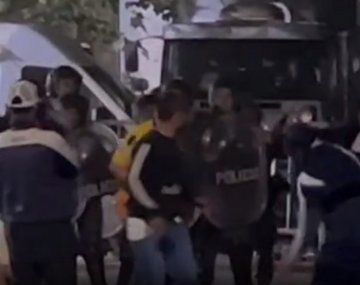 Así fue el choque entre hinchas de Gimnasia y la Policía fuera del estadio