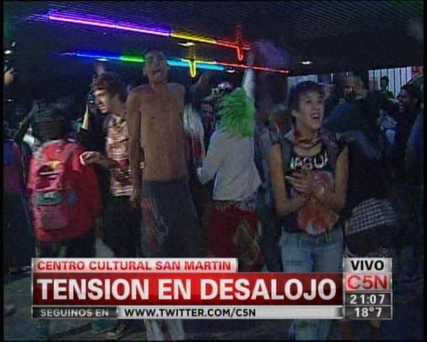 Tensión en el intento de desalojo en el Centro Cultural San Martín