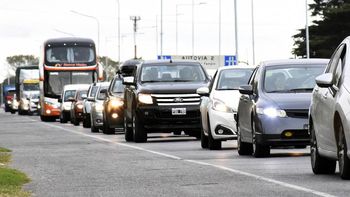 Largas filas de uruguayos hacia Argentina en fin de semana pasado. Largas filas de uruguayos hacia Argentina en fin de semana pasado.