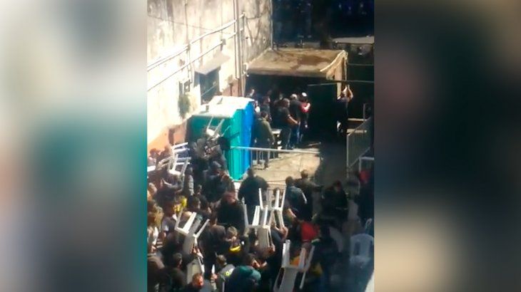 Boedo: facciones del sindicato de lecheros se enfrentaron a botellazos y piedrazos