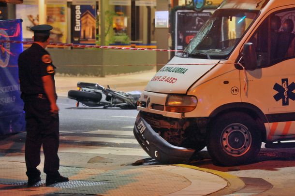 Un motociclista murió luego de chocar con una ambulancia