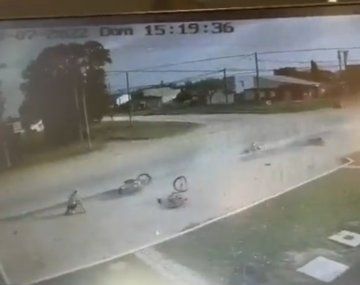 Un motoquero atropelló a una pareja de ciclistas y huyó: una de las víctimas lucha por su vida