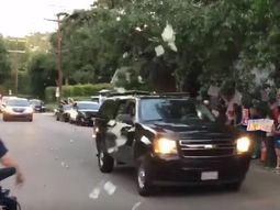como a blatter: tiraron dolares contra una caravana de hillary como a blatter: tiraron dolares contra una caravana de hillary