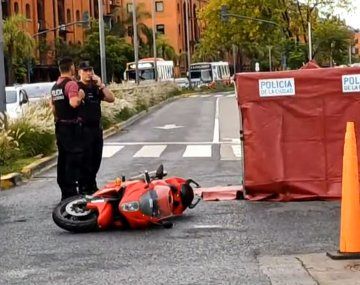 Choque fatal en Puerto Madero: un motociclista murió tras impactar contra un colectivo