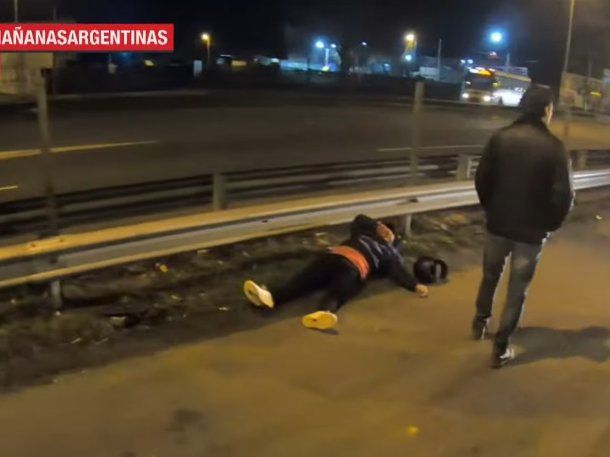 Choque entre un auto y una moto en Acceso Oeste: No siento las piernas