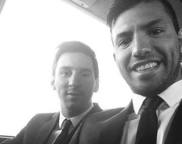 La selfie del Kun Agüero con Lionel Messi en pleno viaje hacia Brasil