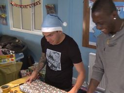tevez y balotelli se preparan para navidad en un video delirante tevez y balotelli se preparan para navidad en un video delirante