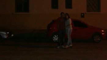 La pareja de cordobeses que participó de la visita nocturna guiada en el hotel abandonado de Miramar. La pareja de cordobeses que participó de la visita nocturna guiada en el hotel abandonado de Miramar.