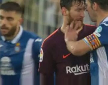 Messi se trompeó con Víctor Sánchez, de Espanyol