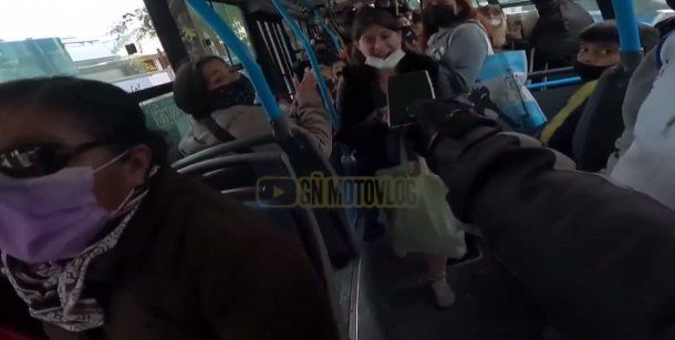 Un motociclista persiguió a un ladrón, recuperó un celular y se lo devolvió a su dueña