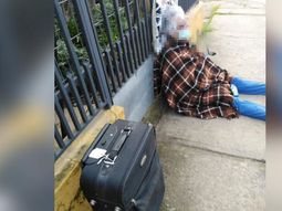 Engañó a su madre y la dejó en la calle en plena pandemia