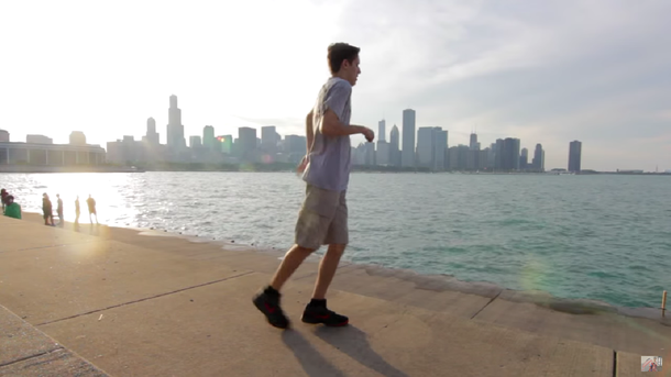 Baila en 100 lugares diferentes, lo compila en video y se convierte en furor