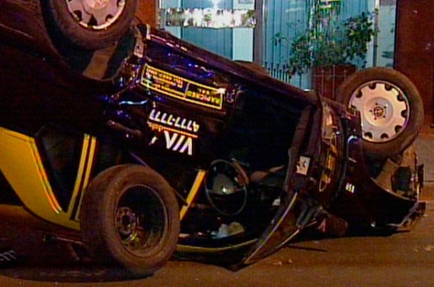 Choque y vuelco de un taxi y una moto en el barrio de Almagro