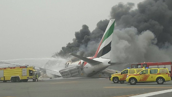 susto en dubai: aterrizaje forzoso e incendio de un avion en plena pista susto en dubai: aterrizaje forzoso e incendio de un avion en plena pista
