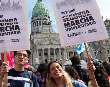 Masiva movilización universitaria por la Ley de Financiamiento que trata el Senado