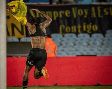 ¿El gol del año? La tremenda chilena en el triunfo de Peñarol