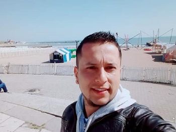 Llega justo a fin de mes, devolvió un celular que olvidó un pasajero y es viral: busca trabajo
