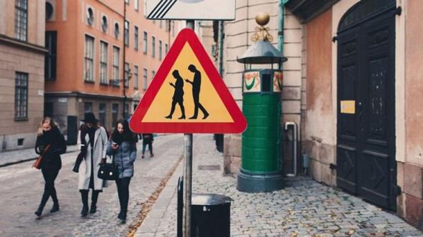 ¡Cuidado, gente mirando el celular!: los curiosos carteles de tránsito en Suecia