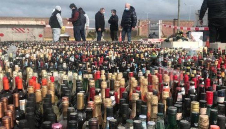 Mar del Plata: por las denuncias por WhatsApp de fiestas clandestinas destruyen 10 mil litros de bebidas alcohólicas