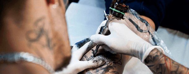 Si tenés estos tatuajes no podrás entrar a Estados Unidos: la polémica nueva medida de Donald Trump