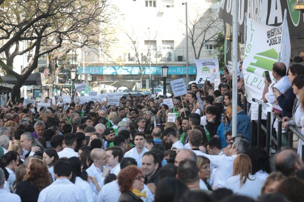 Multitudinario abrazo simbólico al Hospital de Clínicas en reclamo del presupuesto universitario