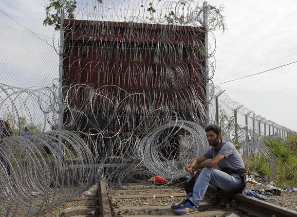 Hungría levantó un muro de alemabre en su frontera con Serbia