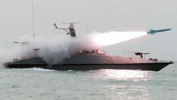 estados unidos e iran se responsabilizan por lanzamientos de misiles en el estrecho de ormuz