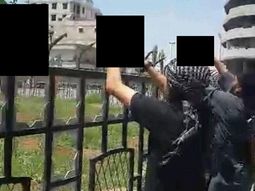 Macabro: un terrorista se saca fotos sonriendo con cabezas en sus manos
