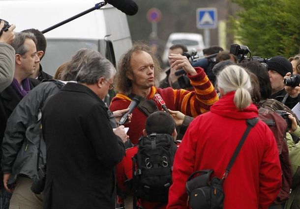 Un vecino de la localidad francesa de Bugarach habla con la prensa