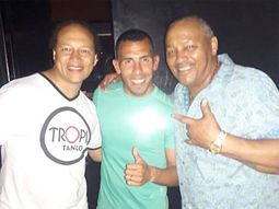 Carlos Tévez, de fiesta. Carlos Tévez, de fiesta.