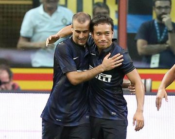 A la argentina: Palacio convirtió e Higuaín debutó en Italia