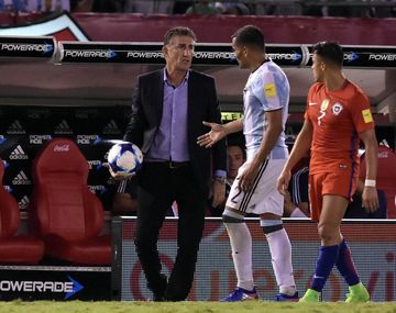Gabriel Mercado, recibiendo una indicación de Edgardo Bauza